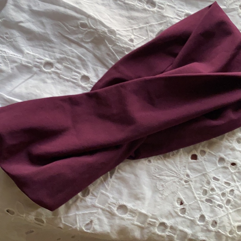❤️… Lululemon Harmony Headband
Plum - Picture 6 of 6